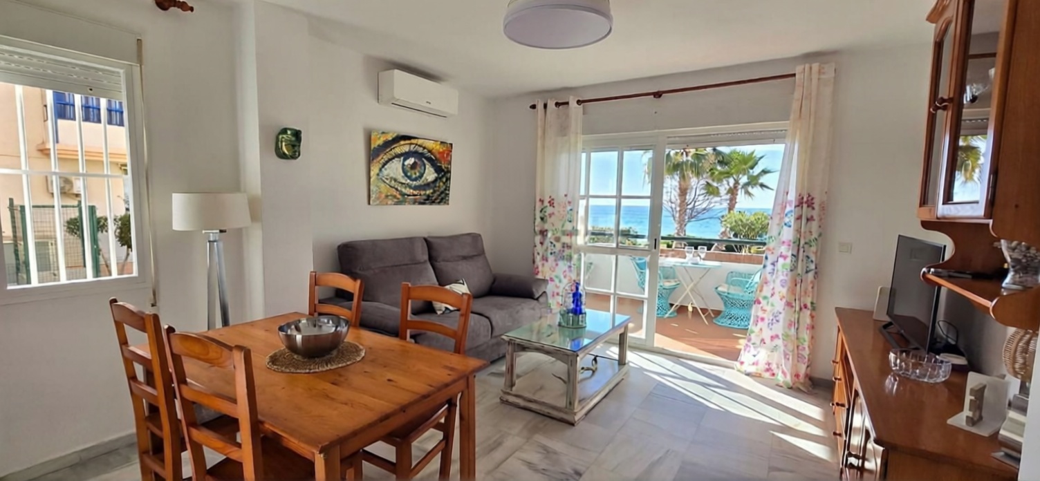 Piso en primera línea de playa en Torrox — Salón