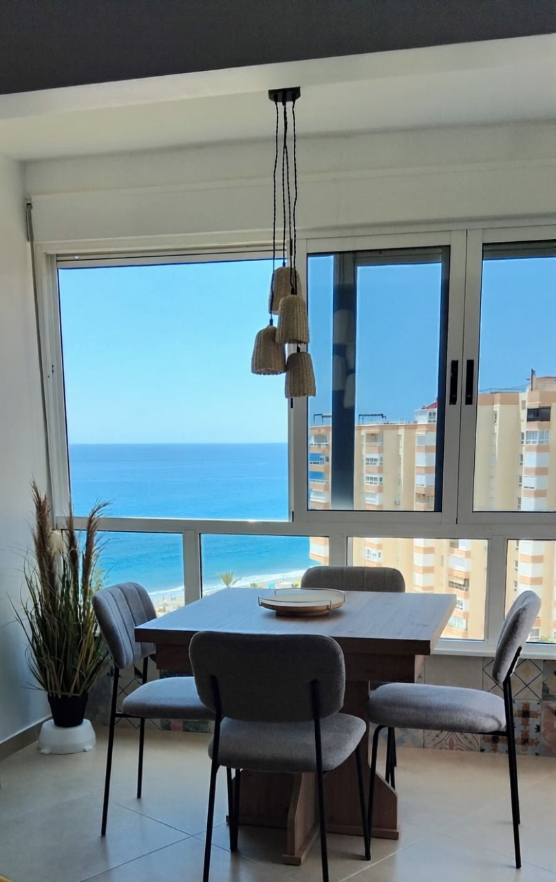 Studio en première ligne de plage à Torrox — Coin repas