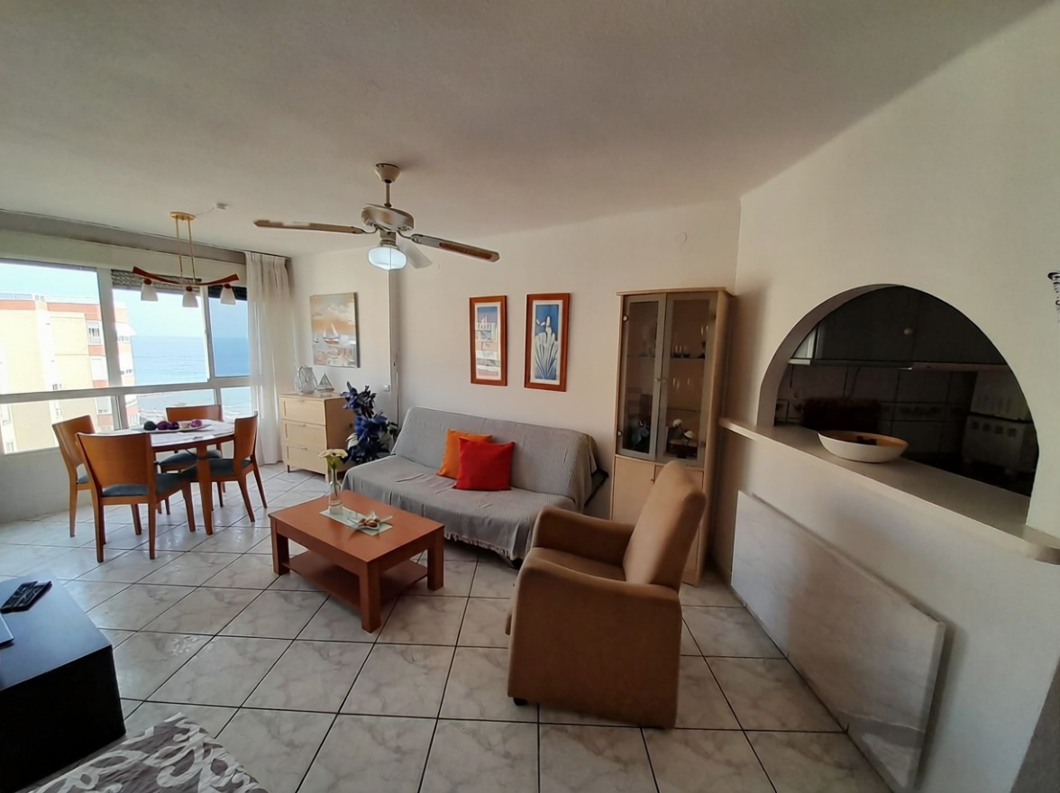 Appartement en attique en première ligne de mer à Torrox — Séjour