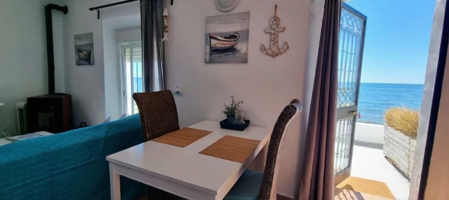 Chalet avec accès direct à la plage à Vélez Málaga — Coin repas