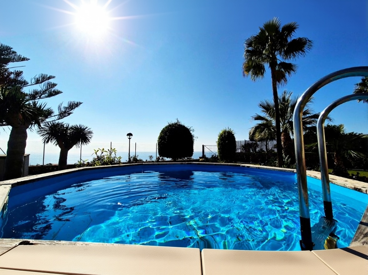 Chalet avec accès direct à la plage à Benajarafe — Séjour