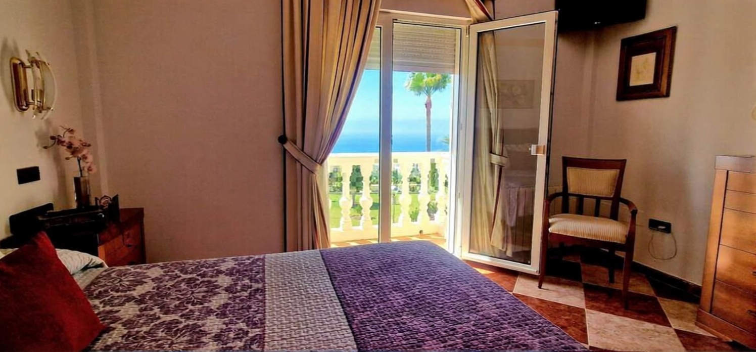 Chalet avec accès direct à la plage à Benajarafe — Chambre