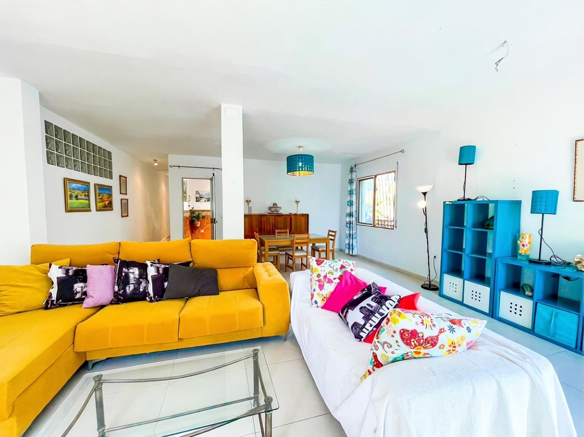 Chalet com acesso direto à praia em Benajarafe — Sala