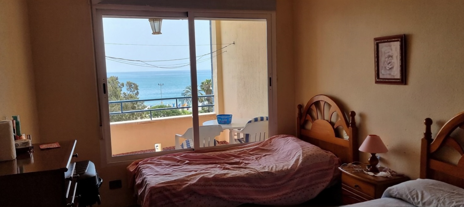 Piso en primera línea de playa en Torre del Mar — Dormitorio