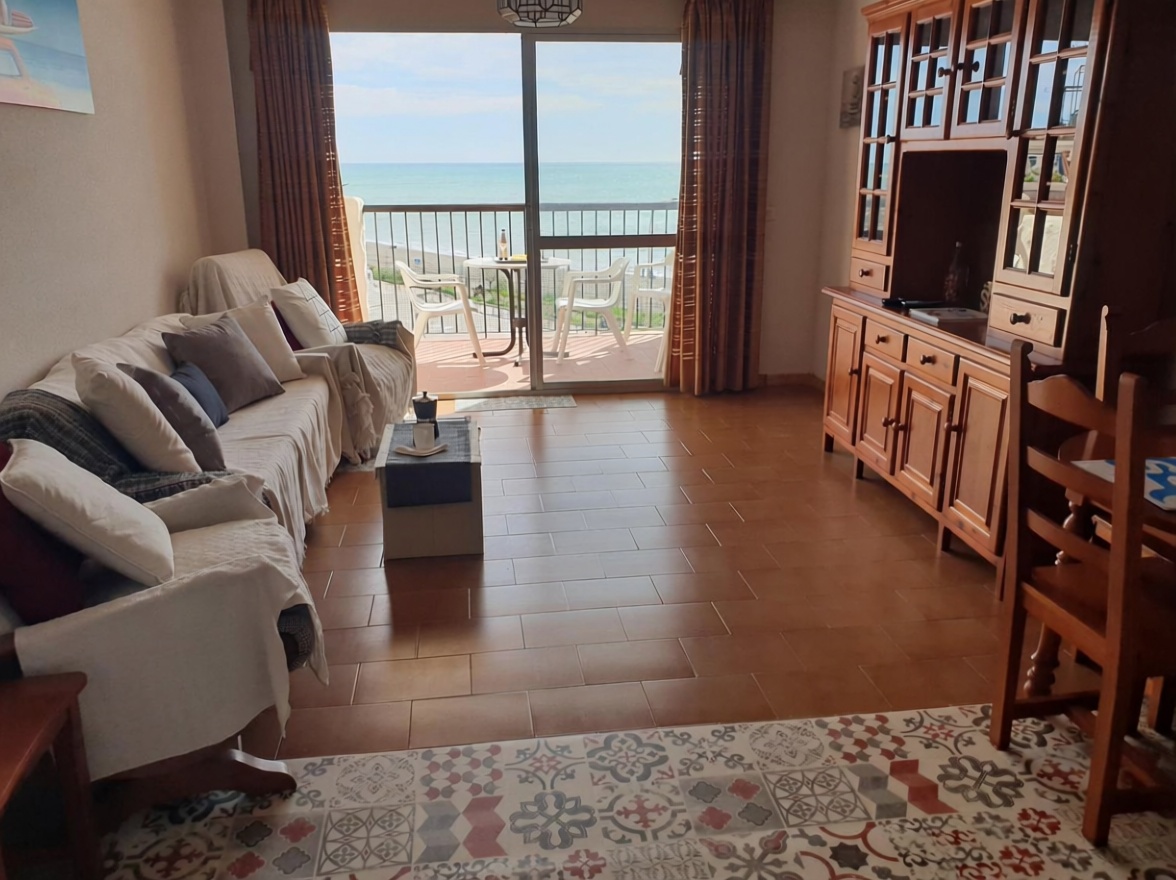 Apartamento em primeira linha de praia em Benajarafe — Sala