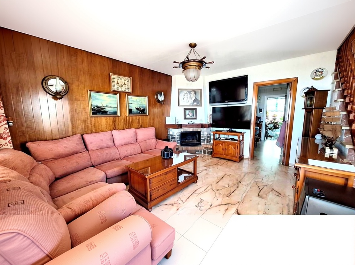 Chalet com acesso direto à praia em Rincón de la Victoria — Sala