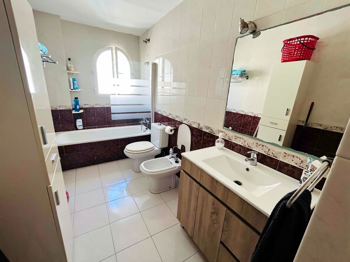 Chalet com acesso direto à praia em Rincón de la Victoria — Casa banho