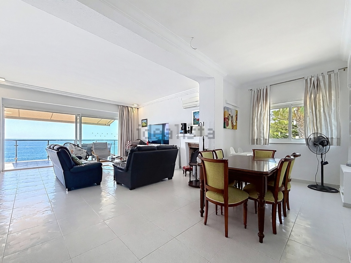 Chalet com acesso direto à praia em Rincón de la Victoria — Sala