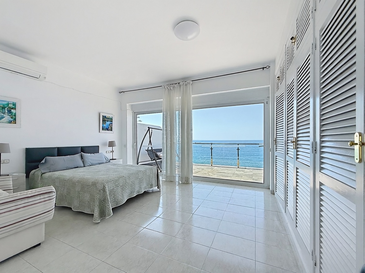 Chalet com acesso direto à praia em Rincón de la Victoria — Quarto