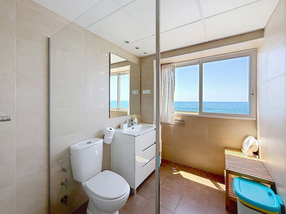 Chalet com acesso direto à praia em Rincón de la Victoria — Casa banho
