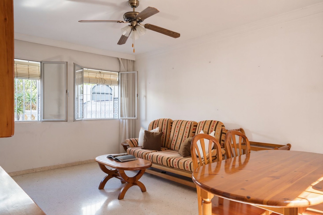 Chalet com acesso direto à praia em Rincón de la Victoria — Sala