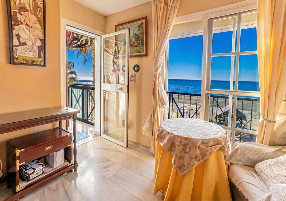 Appartement en première ligne de plage à Rincón de la Victoria — Séjour