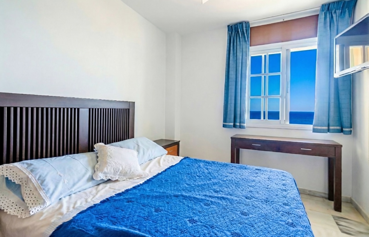 Appartement en première ligne de plage à Rincón de la Victoria — Chambre