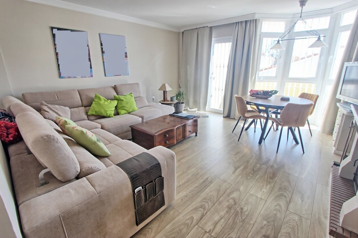 Chalet com acesso direto à praia em Rincón de la Victoria — Sala