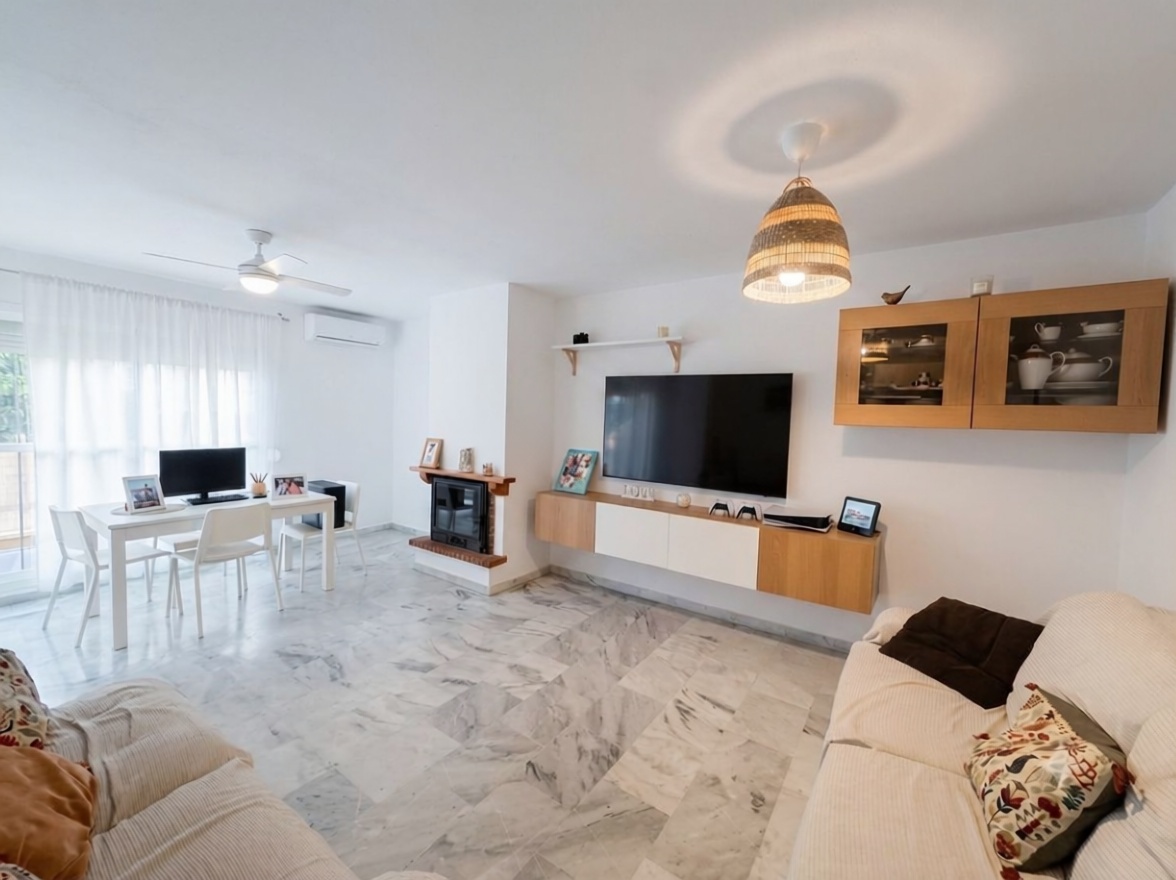 Chalet com acesso direto à praia em Rincón de la Victoria — Sala