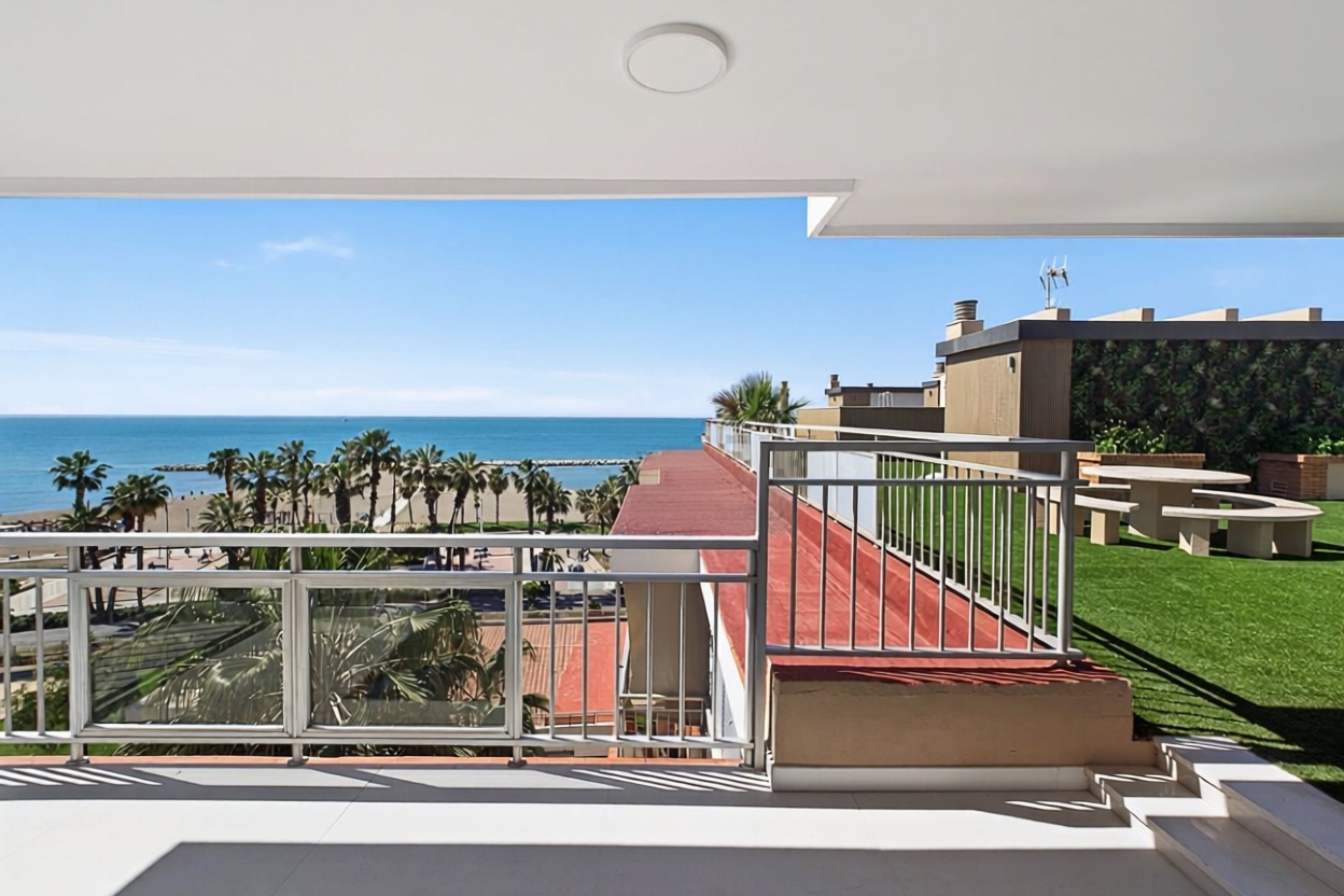 Appartement en attique en première ligne de mer à Málaga — Terrasse mer