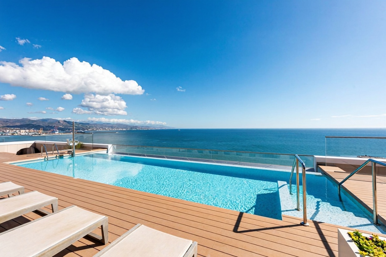 Apartamento em primeira linha de praia em Málaga — Piscina