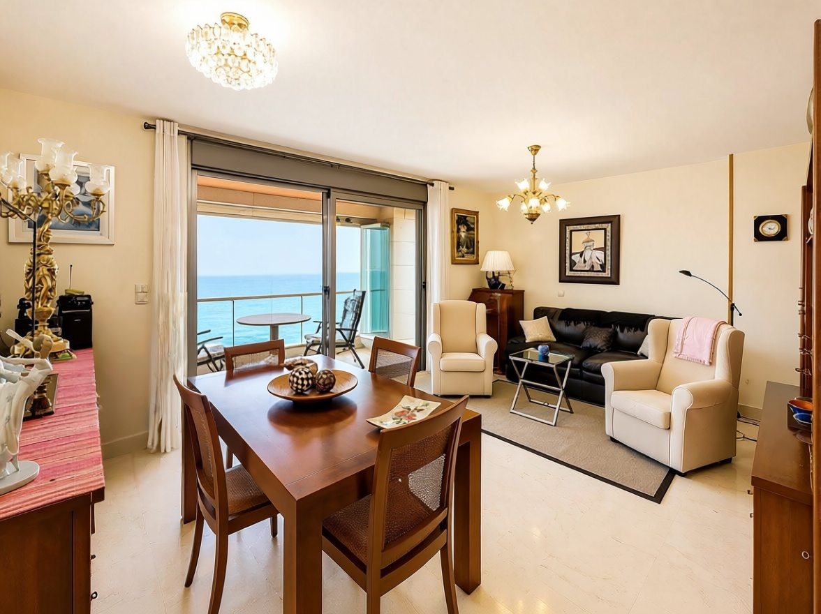 Apartamento em primeira linha de praia em Málaga — Sala