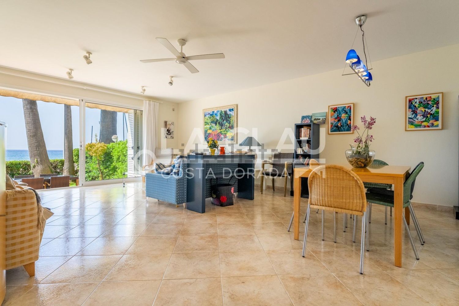 Chalet with direct beach access in Altafulla — Living room