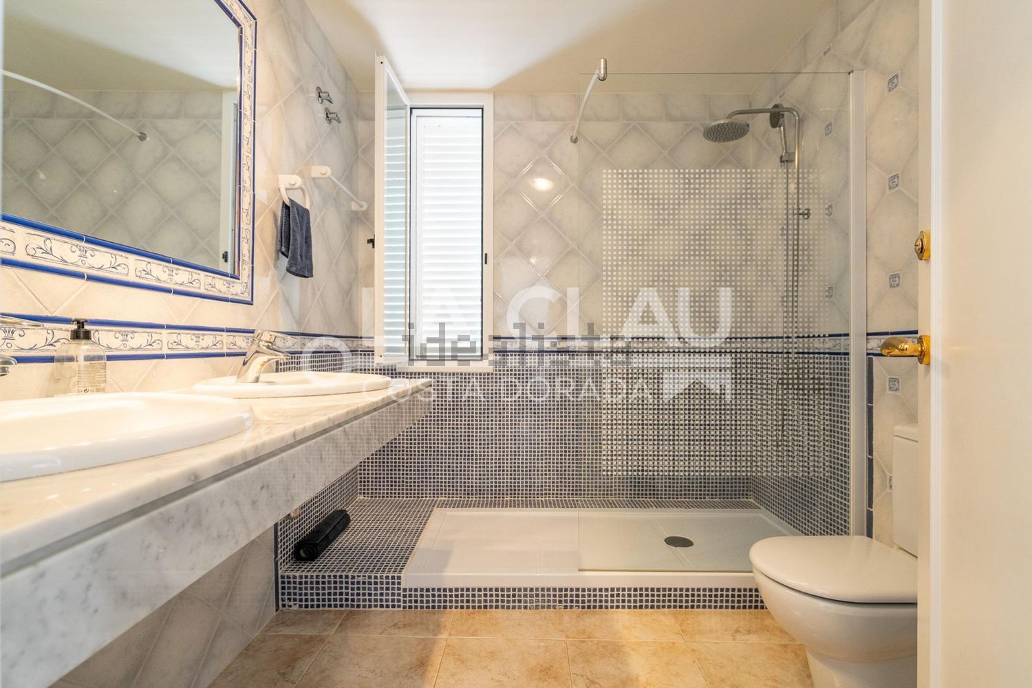 Chalet with direct beach access in Altafulla — Bathroom