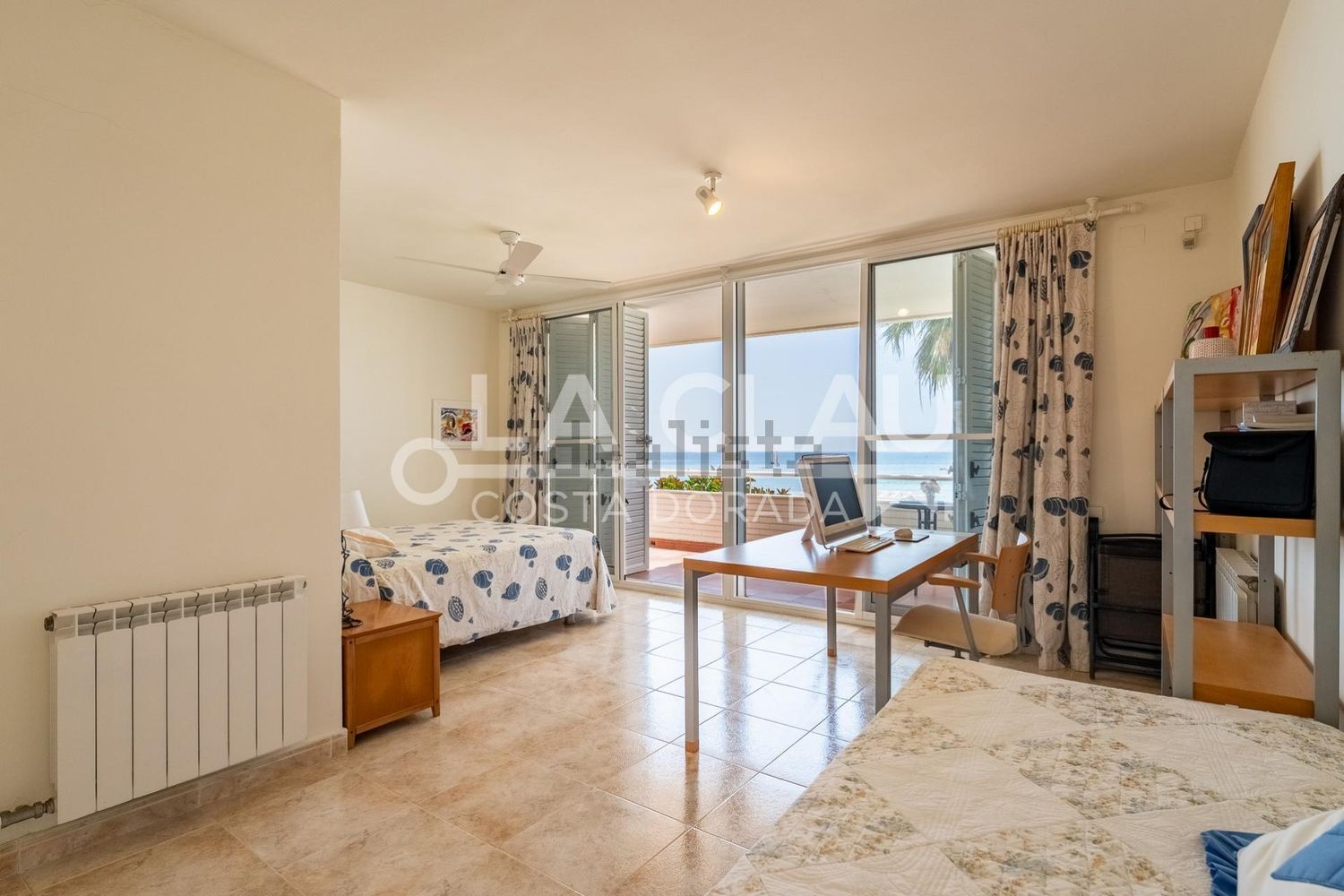 Chalet with direct beach access in Altafulla — Bedroom