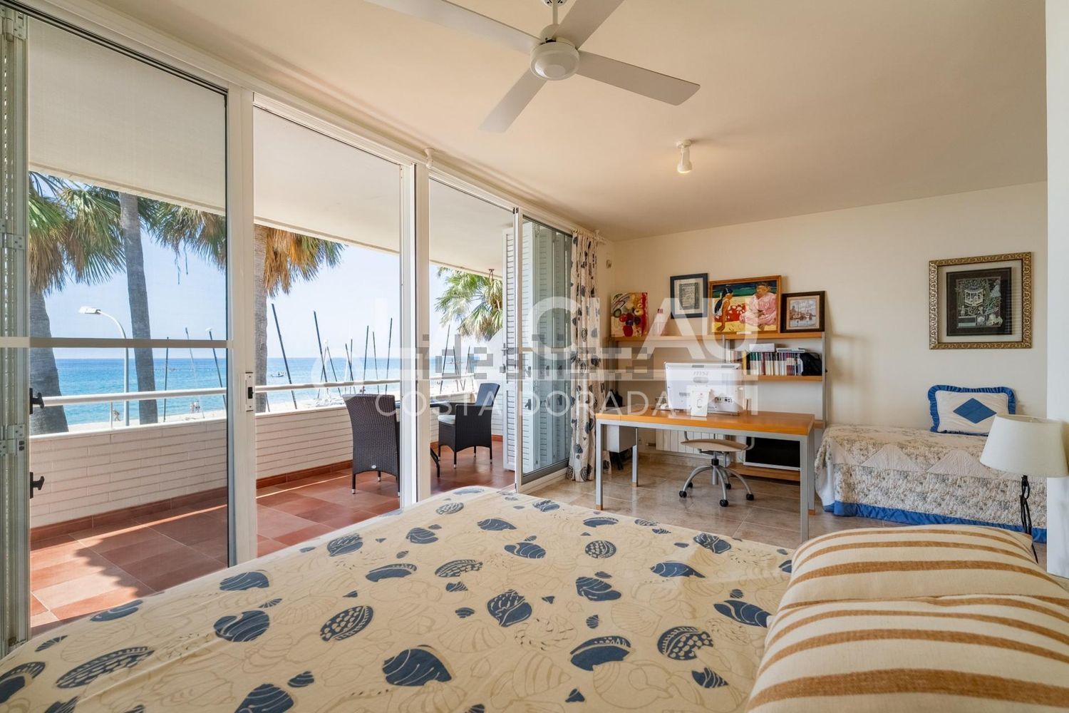 Chalet with direct beach access in Altafulla — Sea terrace