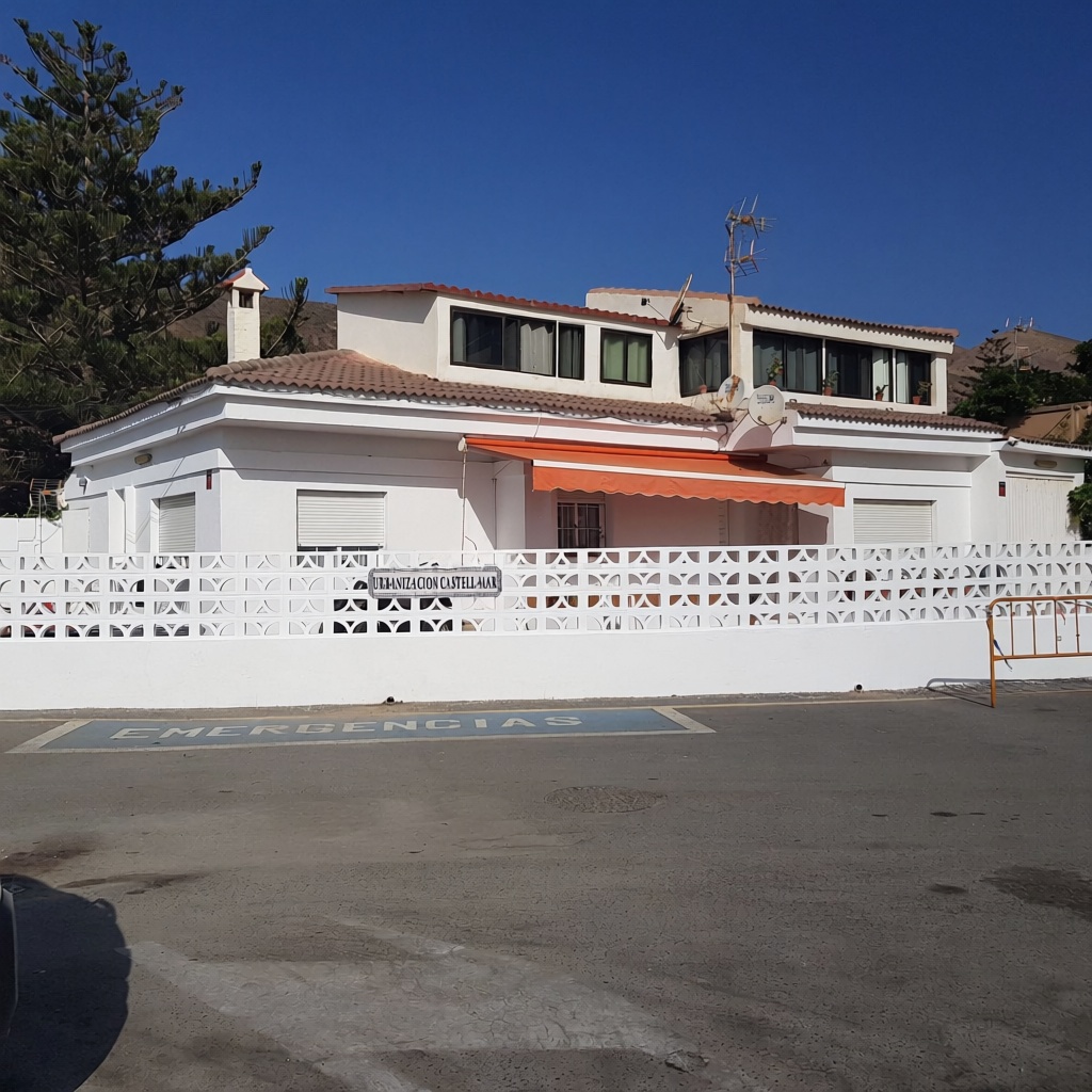 Chalet avec accès direct à la plage à Es Castell — Façade