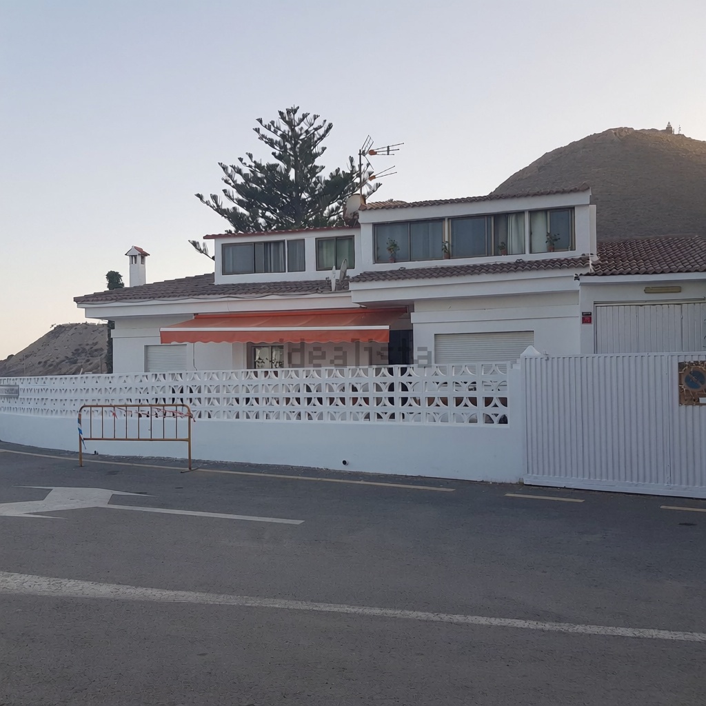 Chalet avec accès direct à la plage à Es Castell — Façade