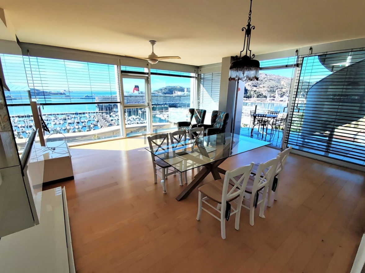 Appartement en attique en première ligne de mer à Cartagena