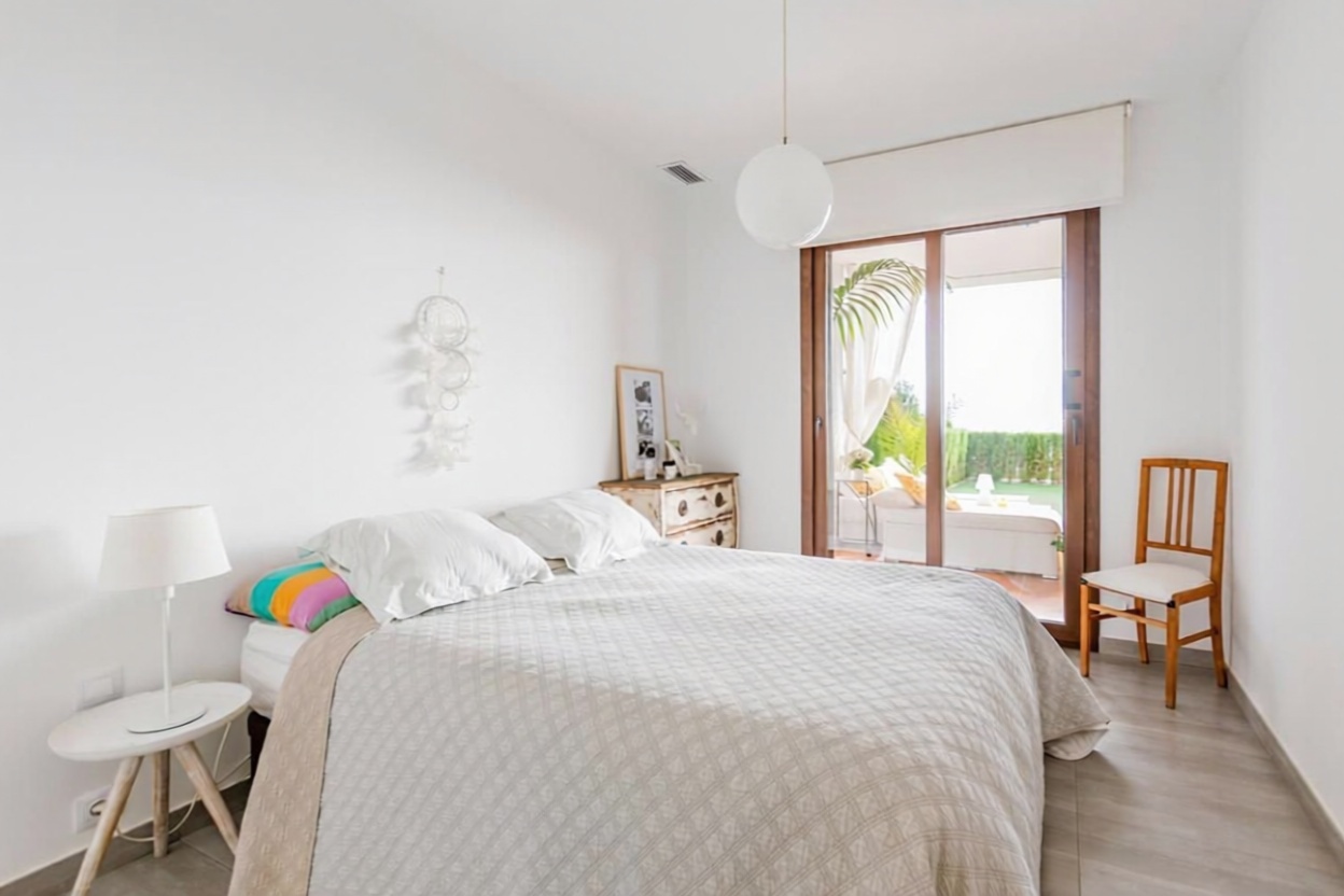 Piso en primera línea de playa en Ajo — Dormitorio