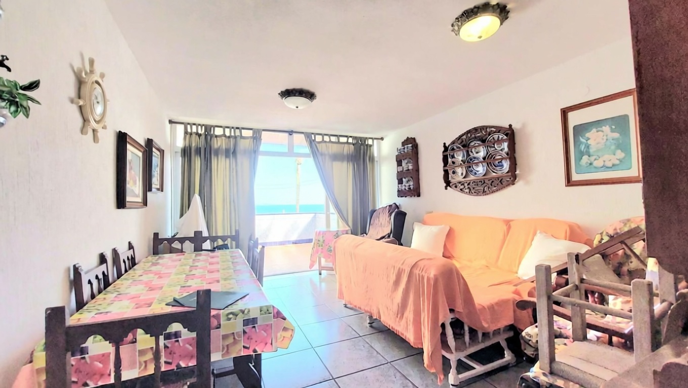 Bungalow with direct beach access in Cartagena — Living room