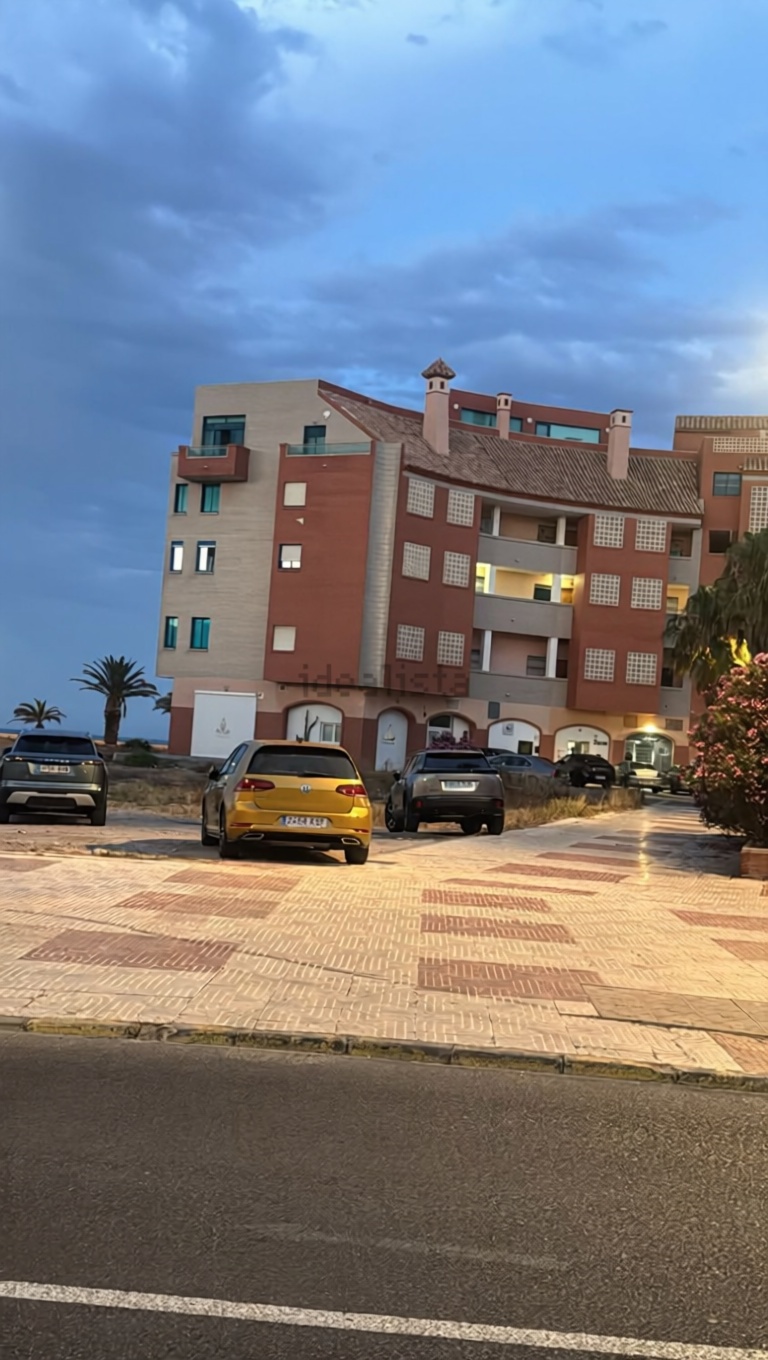 Appartement en attique en première ligne de mer à Roquetas de Mar — Façade