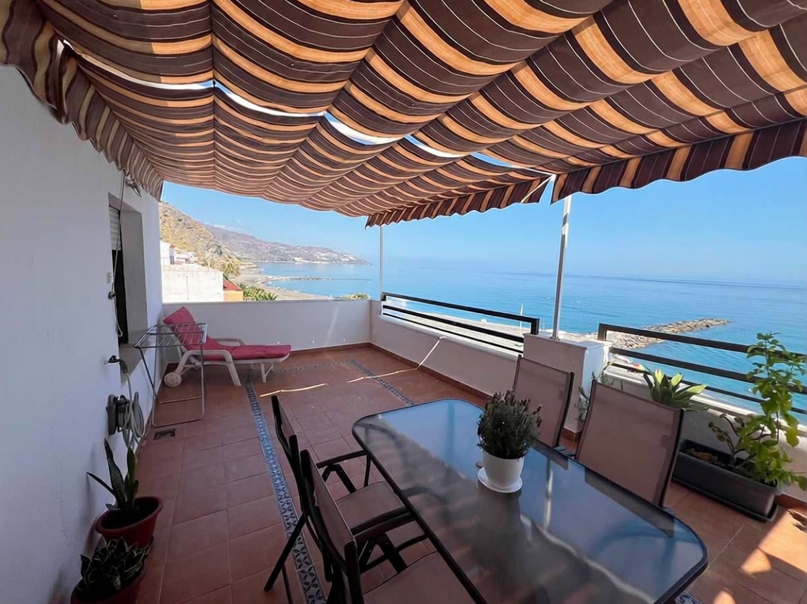 Appartement en première ligne de plage à La Mamola