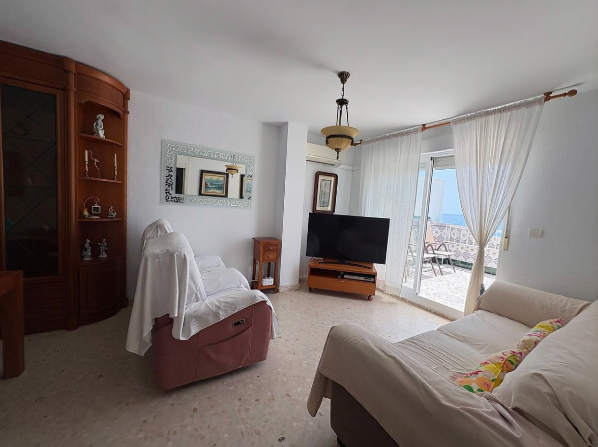 Ático em primeira linha de mar em La Mamola — Sala