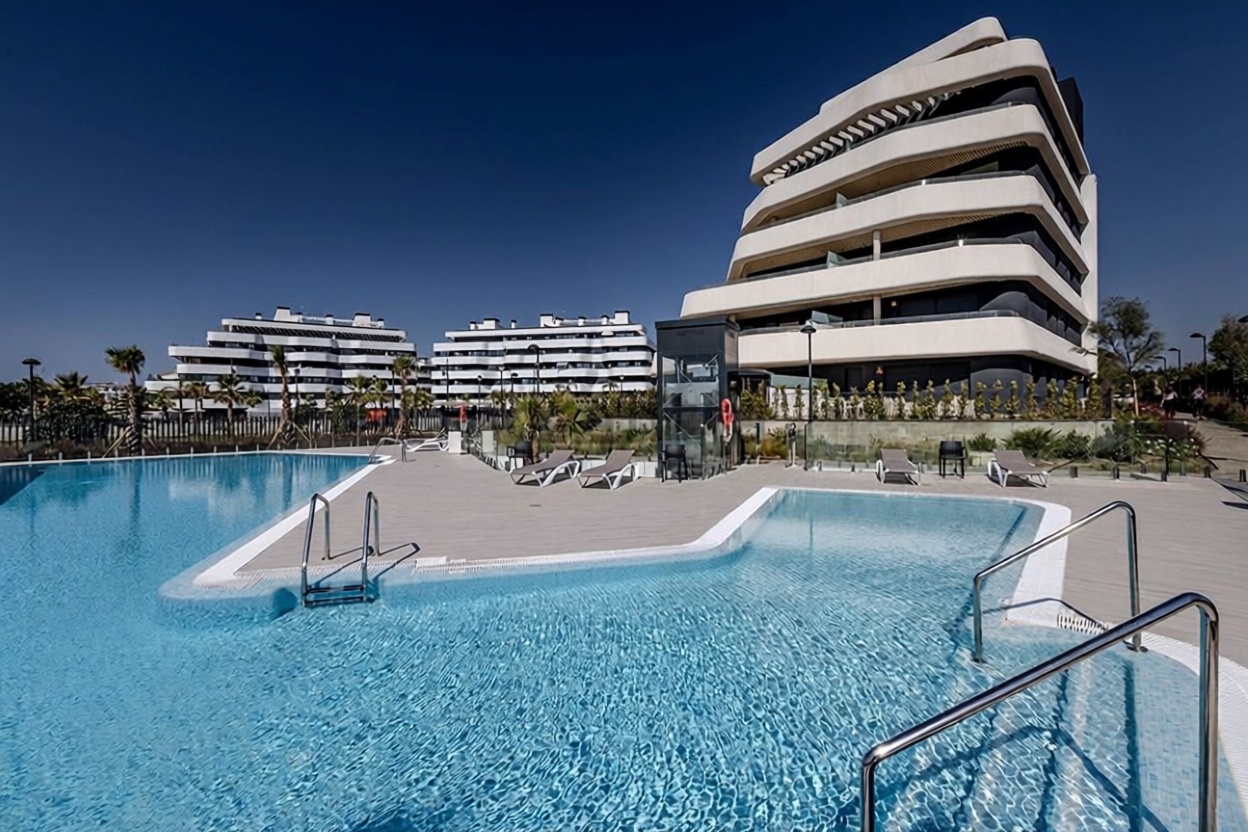 Apartamento em primeira linha de praia em Torremolinos — Piscina