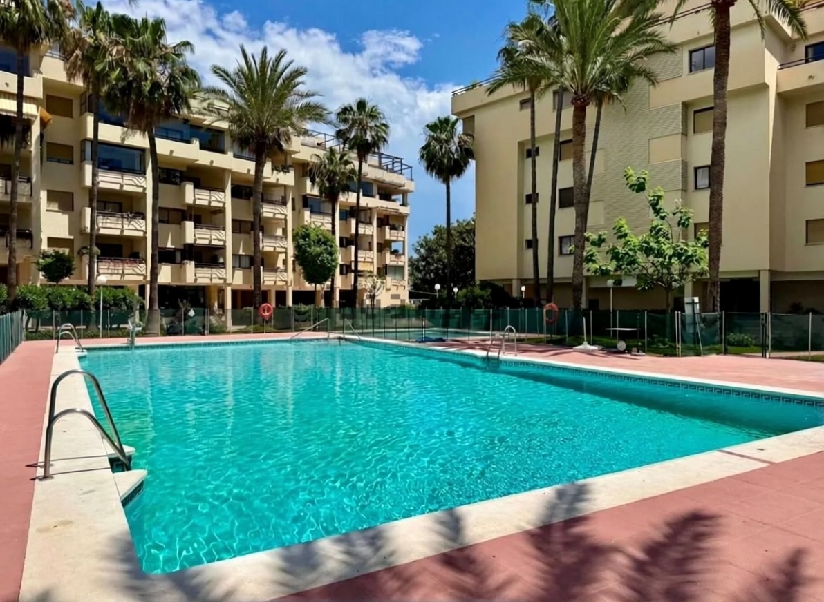 Appartement en première ligne de plage à Torremolinos — Piscine