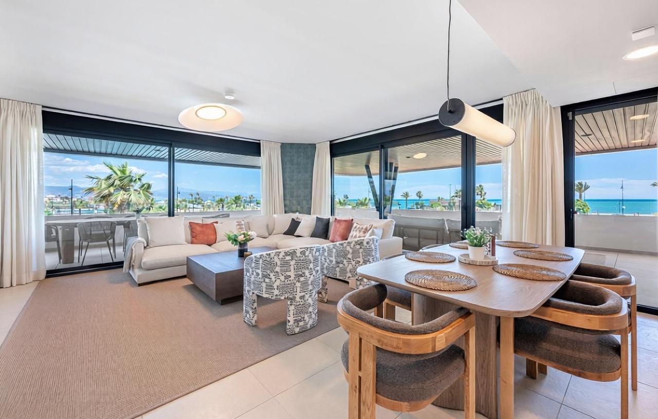 Appartement en première ligne de plage à Torremolinos — Séjour