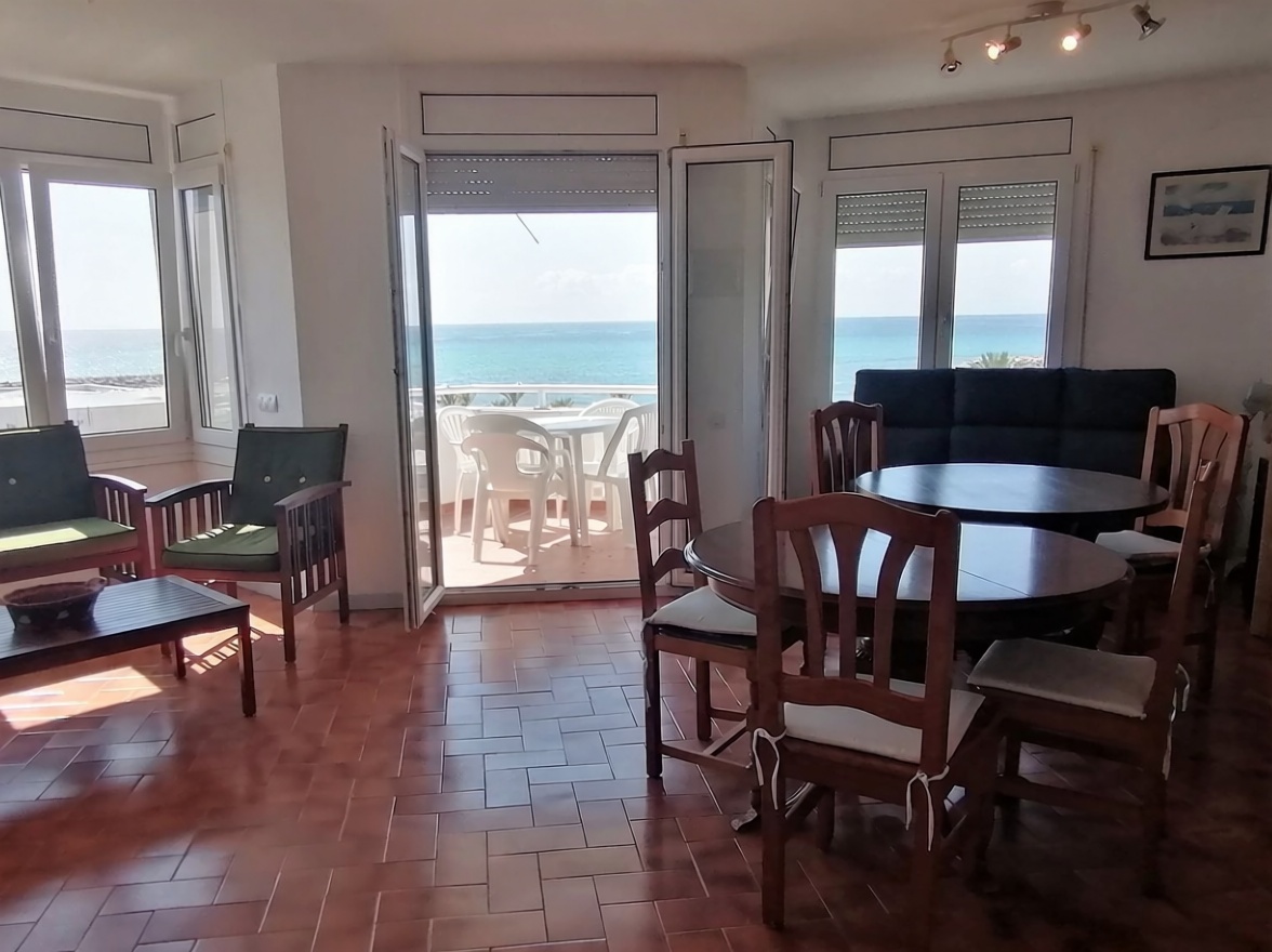 Apartamento em primeira linha de praia em Hospitalet de l'Infant — Sala