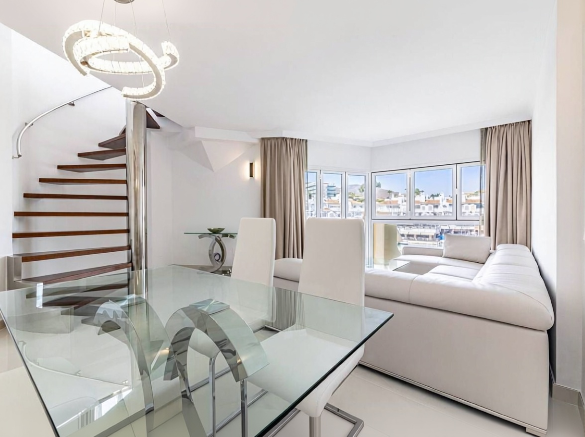 Appartement en attique en première ligne de mer à Benalmádena — Séjour