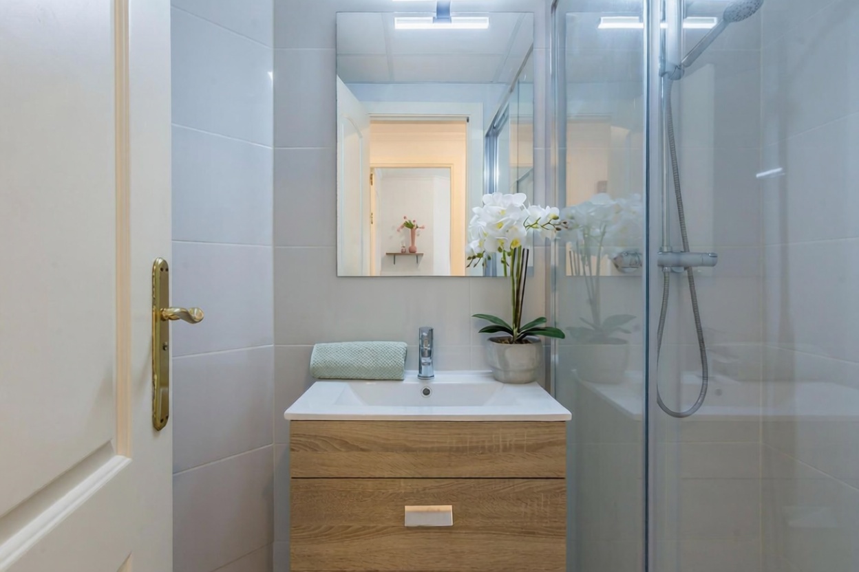 Beachfront flat in Benalmádena — Bathroom