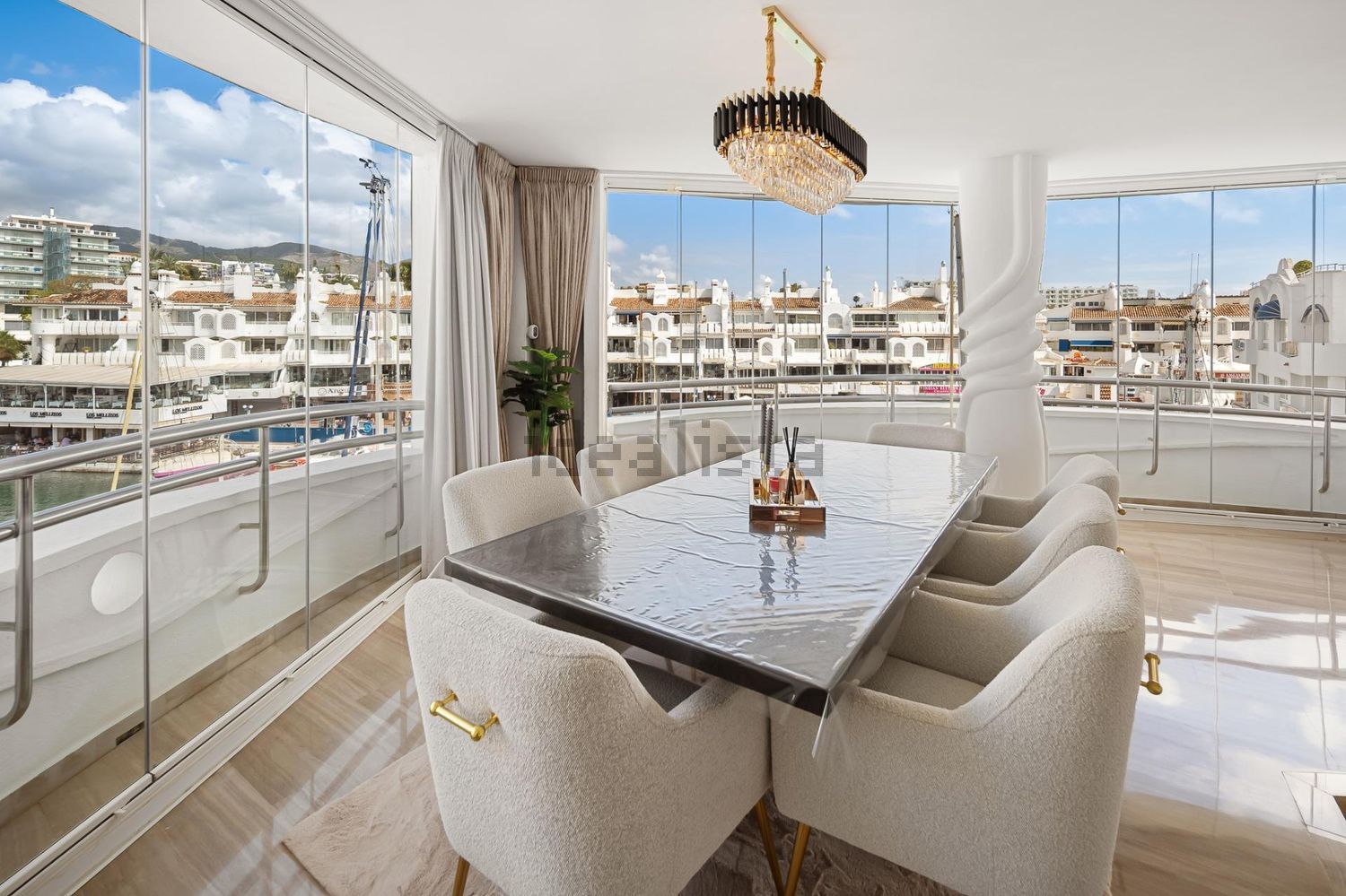 Dachgeschosswohnung zum Verkauf in erster Meereslinie in Benalmádena