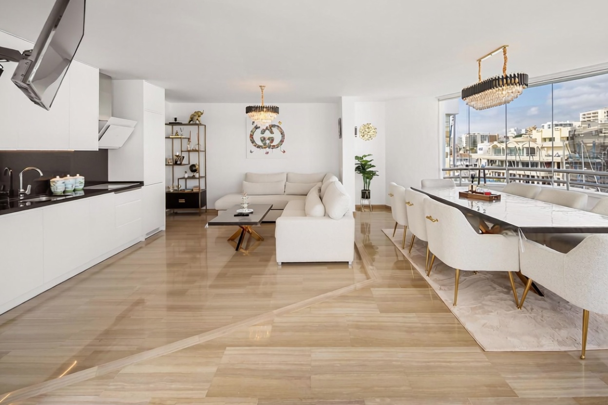 Appartement en attique en première ligne de mer à Benalmádena — Séjour