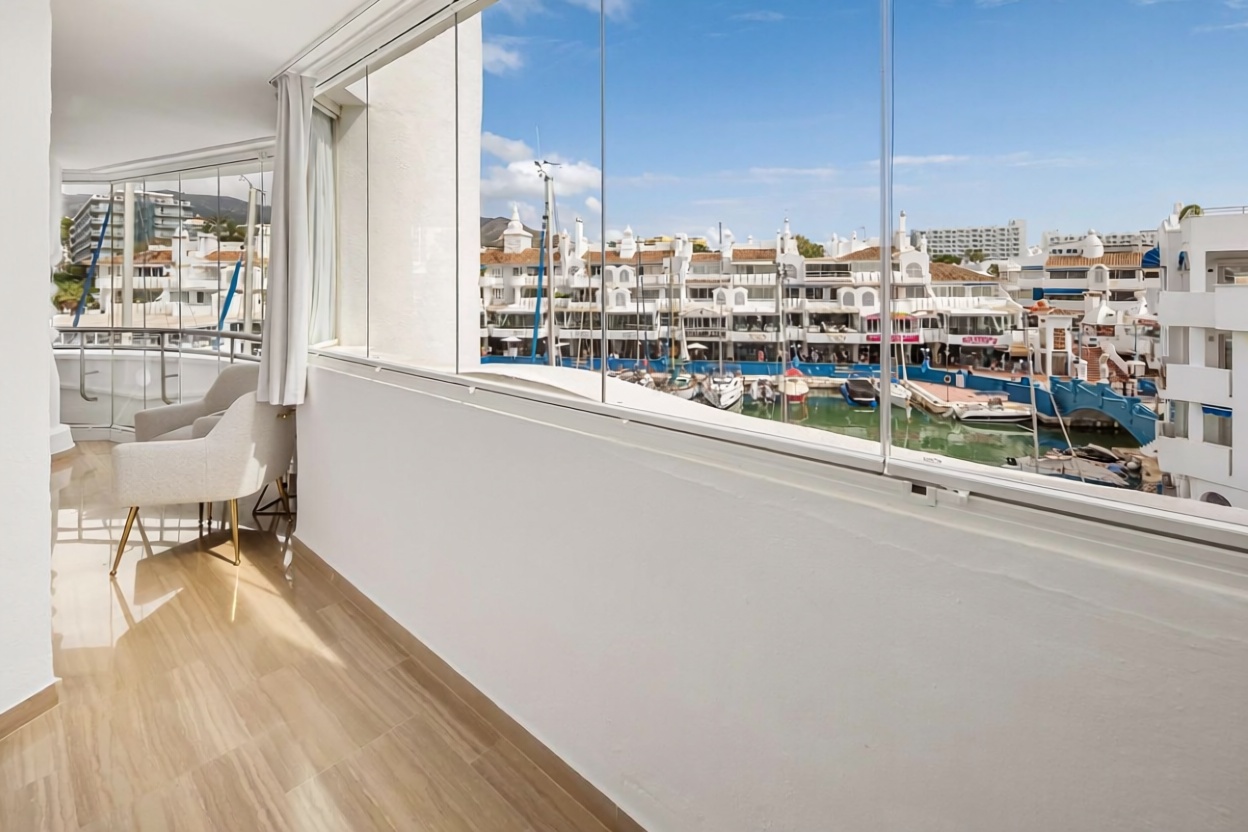 Appartement en attique en première ligne de mer à Benalmádena — Chambre