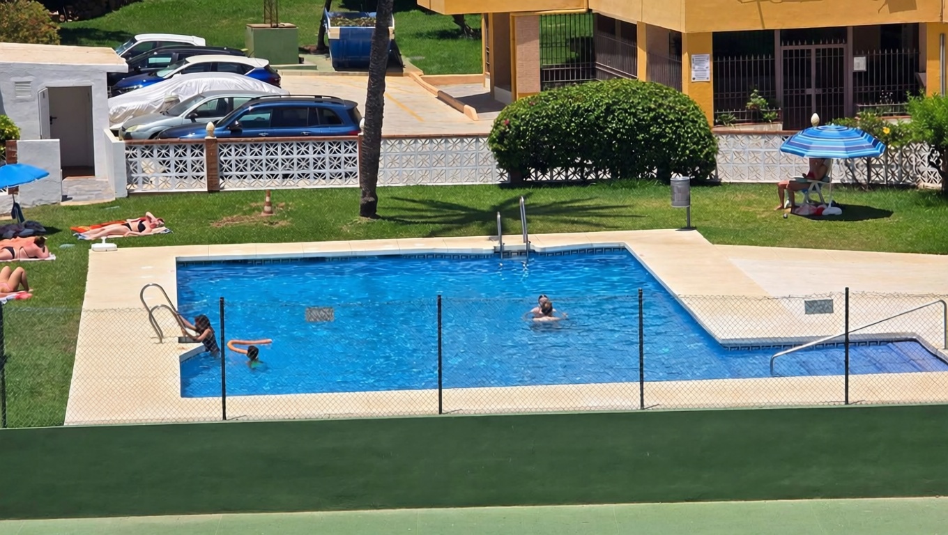 Apartamento em primeira linha de praia em Benalmádena — Piscina