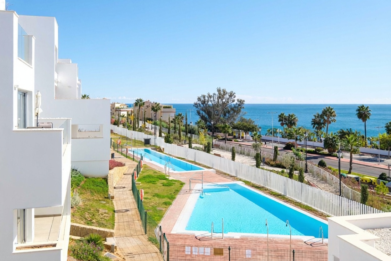 Piso en primera línea de playa en Benalmádena — Vista mar