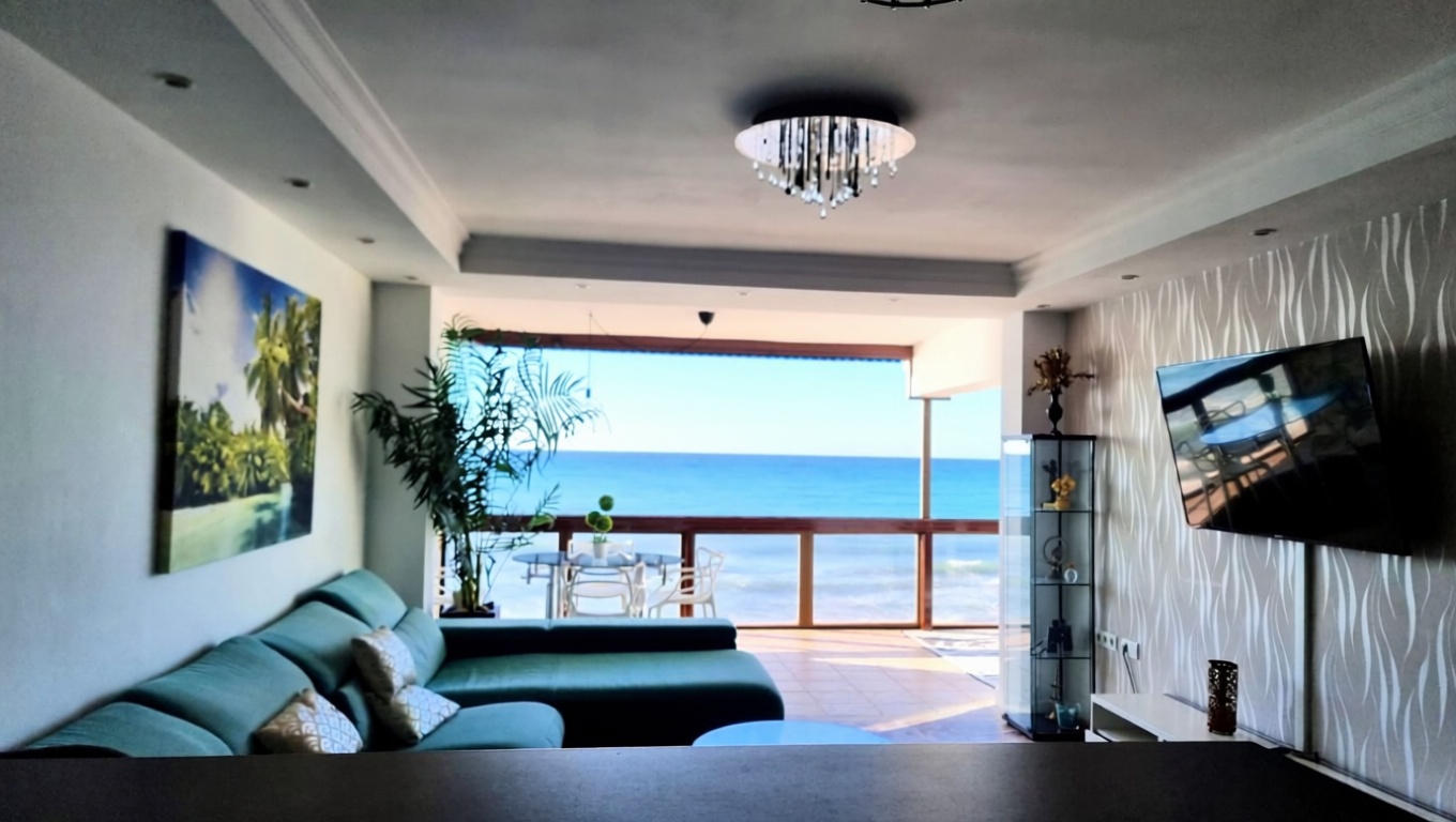 Beachfront flat in Benalmádena — Living room