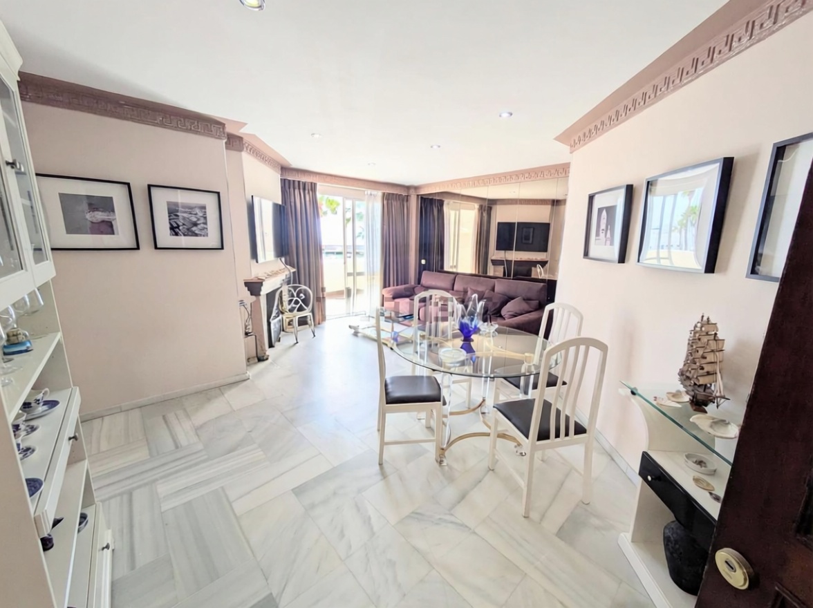 Appartement en attique en première ligne de mer à Benalmádena — Séjour