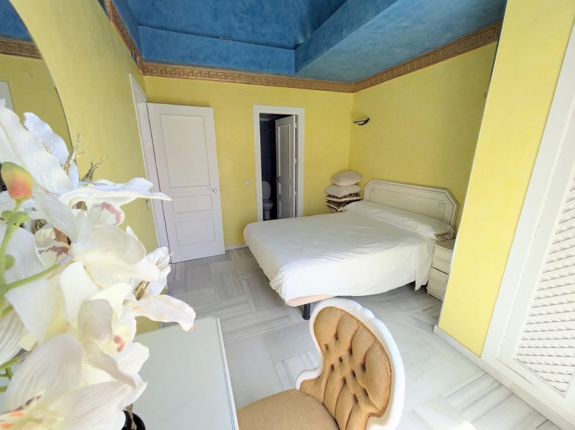 Appartement en attique en première ligne de mer à Benalmádena — Chambre