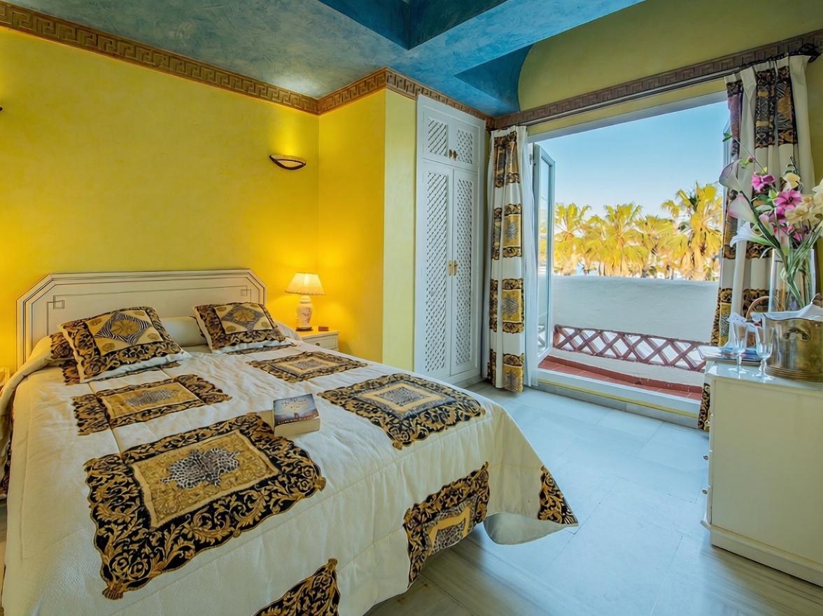 Appartement en attique en première ligne de mer à Benalmádena — Chambre
