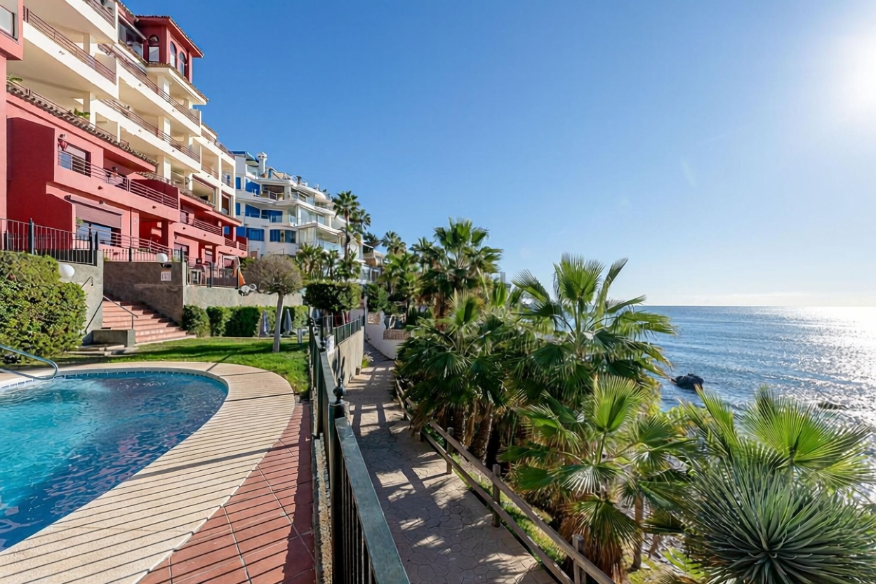 Beachfront flat in Benalmádena — Sea view